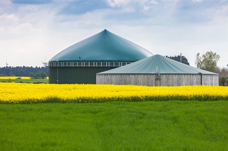 planta de biogas en un prado verde