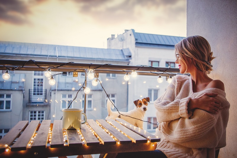 Mujer que se instaló gas natural y con el espacio que dejaron las bombonas de butano ahora puedes disfrutar de un rincón de relax en su balconcito