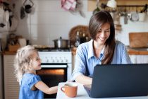 Madre e hija en la cocina de gas natural