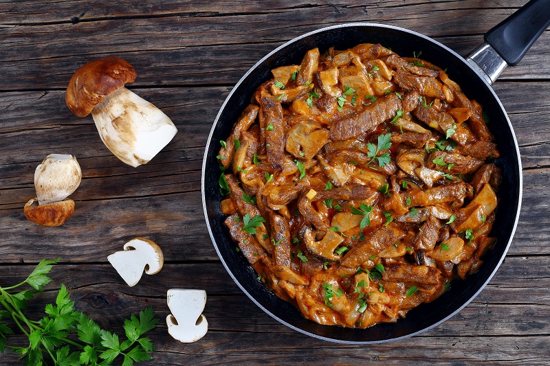 Ternera con champiñones cocinada con gas natural