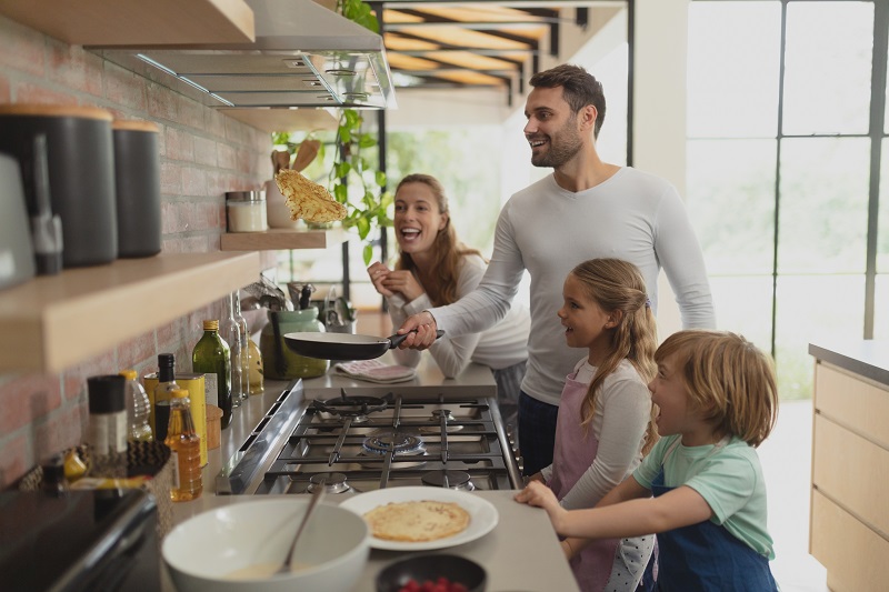 Familia cocinando con gas natural