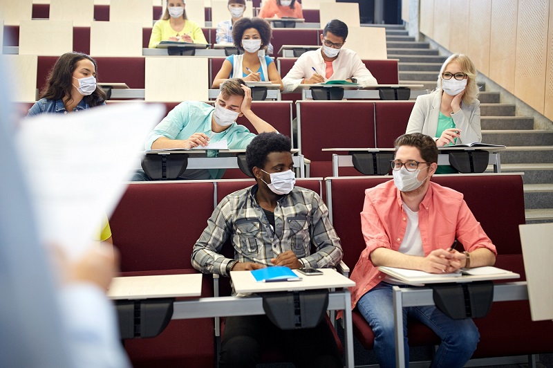 Estudiantes con mascarilla en un centro educativo con gas natural