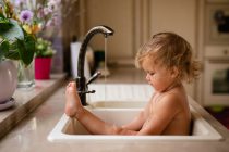 bebe confortable con agua caliente con gas natural