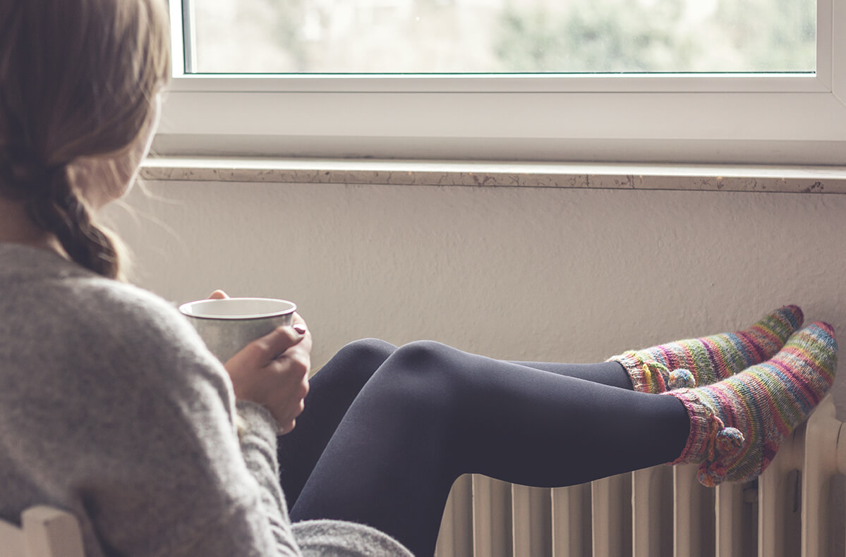 Chica tomando un café - confort en casa