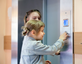 Mamá e hija en el ascensor Quiero gas natural